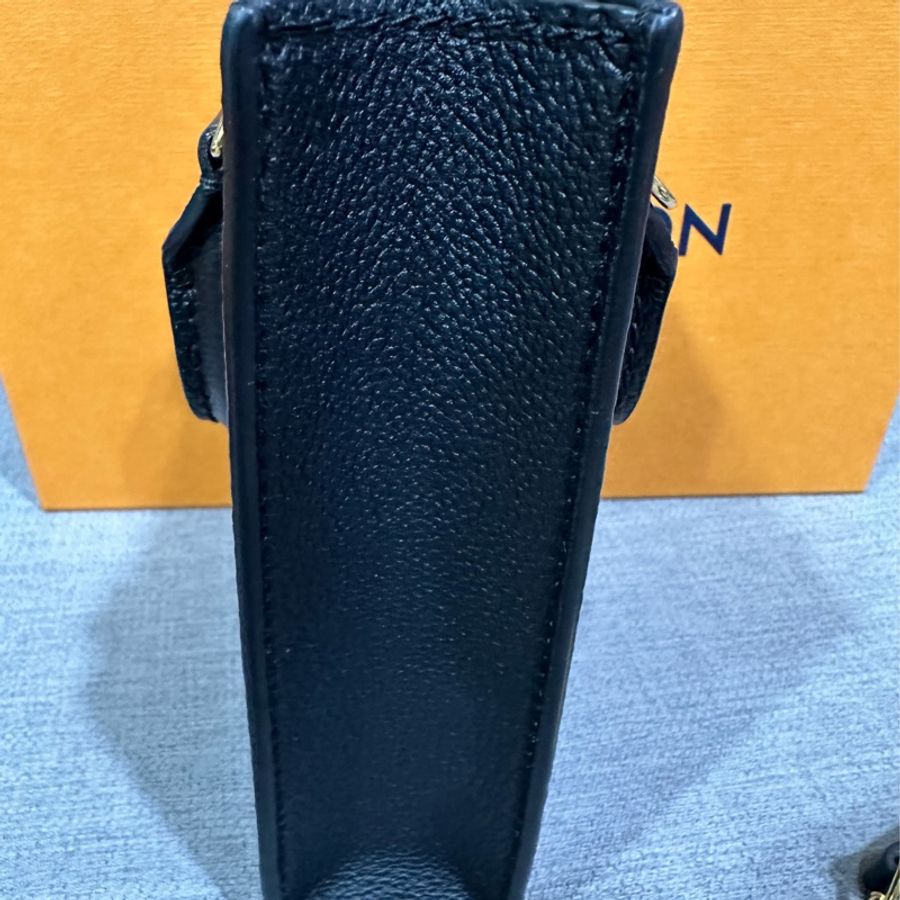 LV M81417 Petit Sac Plat黑色壓紋琴譜包-3