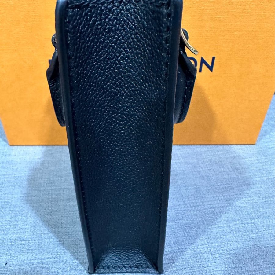 LV M81417 Petit Sac Plat黑色壓紋琴譜包-4