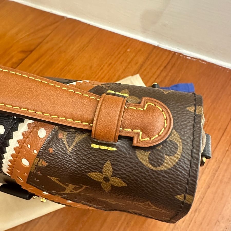 LV 雙花紋黑咖拼色郵差包-8