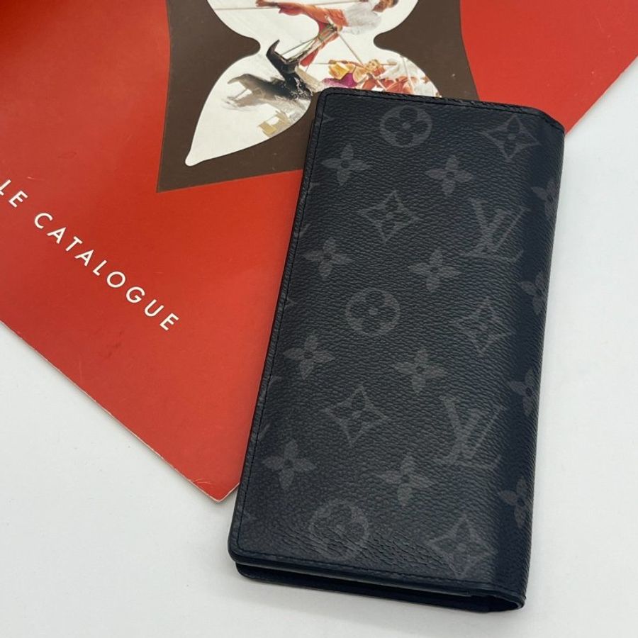 Louis Vuitton LV 黑色字紋 Brazza 二折對開長夾/皮夾-1