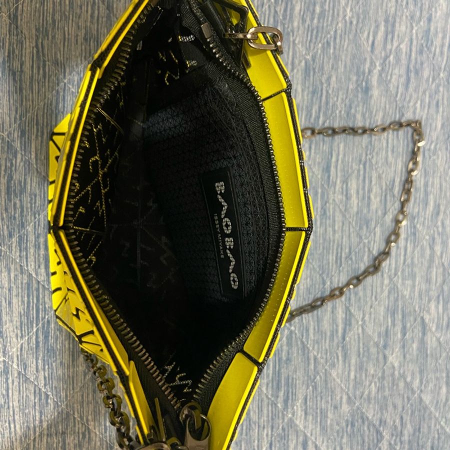 BAOBAO ISSEY MIYAKE 三宅一生 4*3格 mini斜背包 單肩包 斜挎包 拉鍊長包 側背包 閃電黃色宇宙透光 鍊子包-4