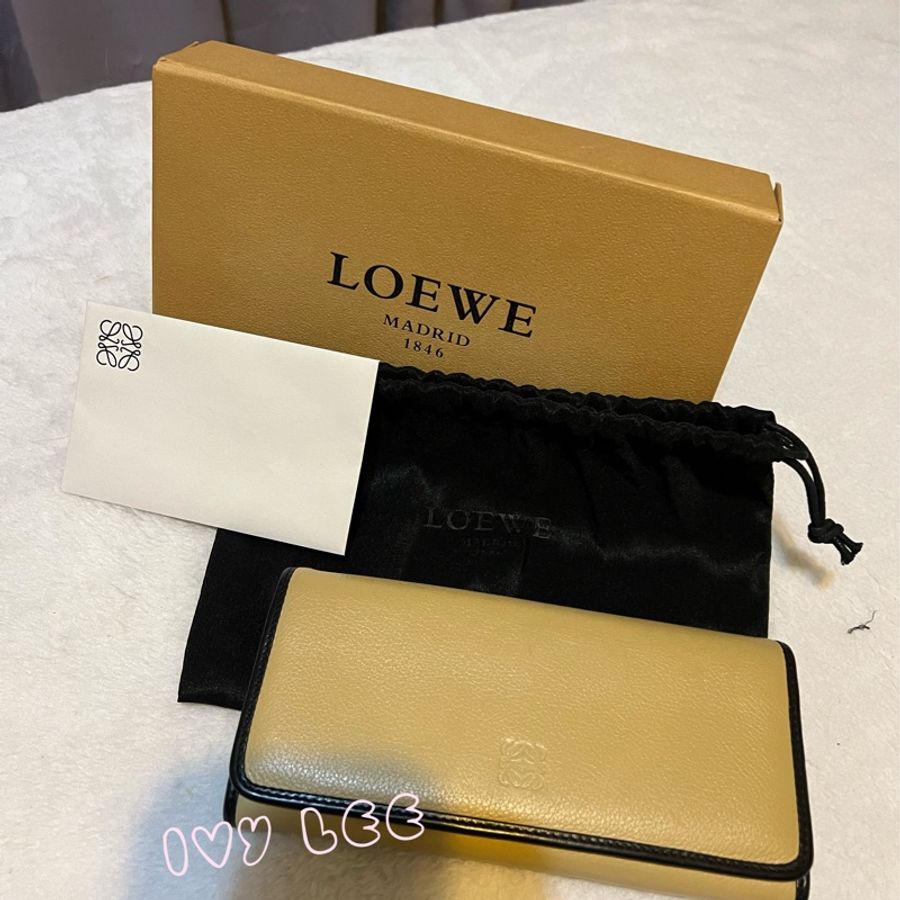 LOEWE Loebe Amazona Continental 皮夾Anagram 浮雕壓花長皮夾 米色 黑邊 二手精品-31