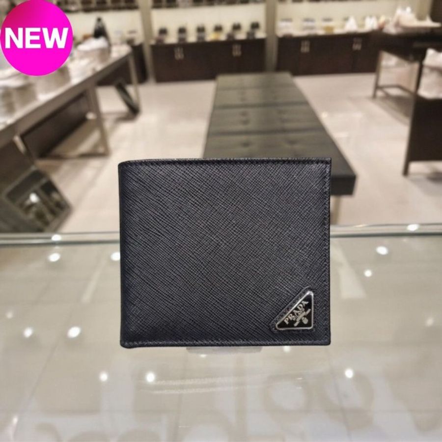 🌸2025春夏新品🌸Prada 2MO513 男款經典 倒三角標 Saffiano 對折短夾 黑色-0