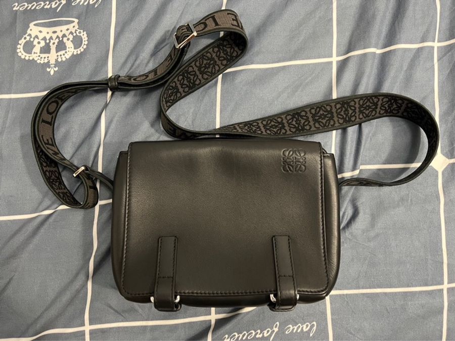 LOEWE XS Military messenger bag 羅威全黑郵差包-0