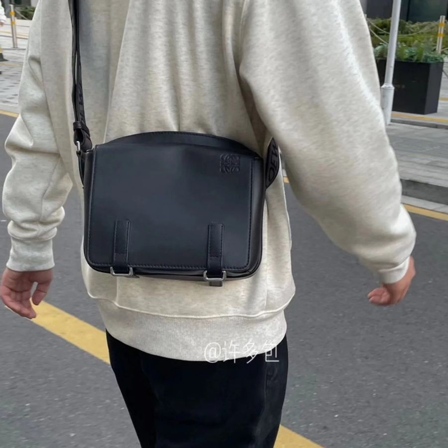 LOEWE XS Military messenger bag 羅威全黑郵差包-6