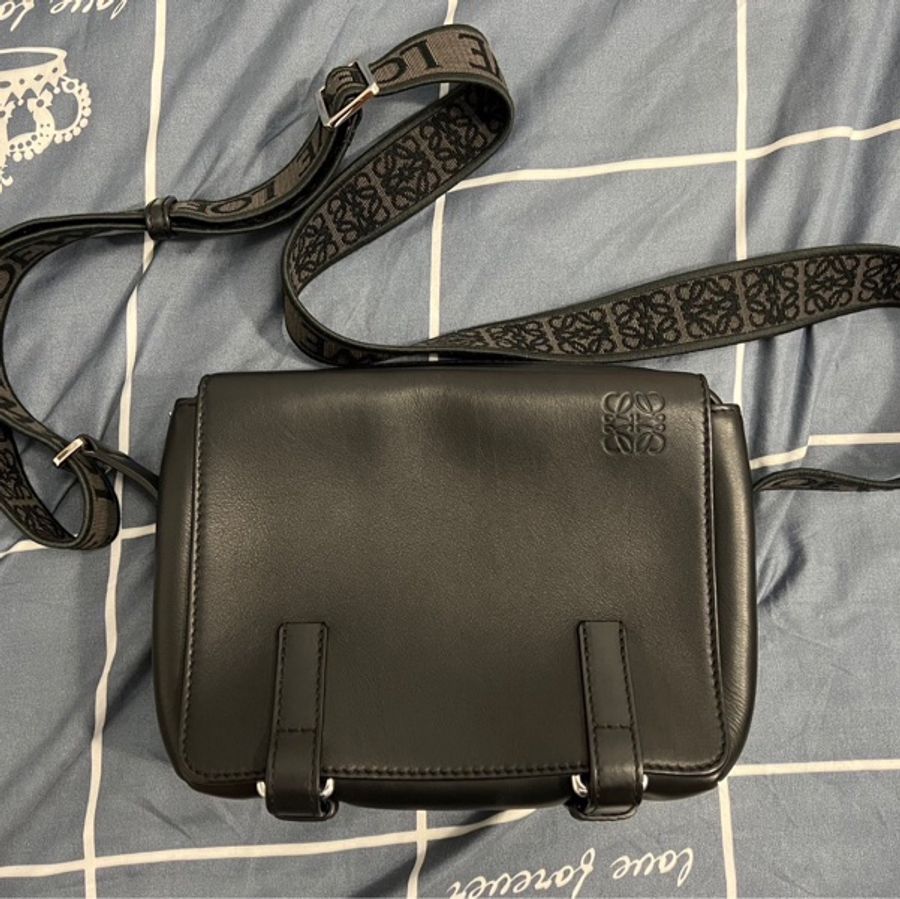LOEWE XS Military messenger bag 羅威全黑郵差包-9