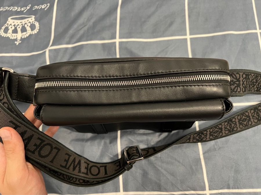 LOEWE XS Military messenger bag 羅威全黑郵差包-13