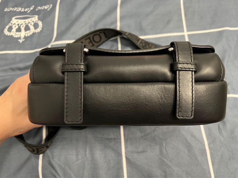 LOEWE XS Military messenger bag 羅威全黑郵差包-14