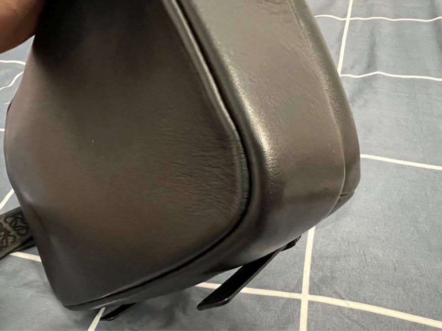 LOEWE XS Military messenger bag 羅威全黑郵差包-16