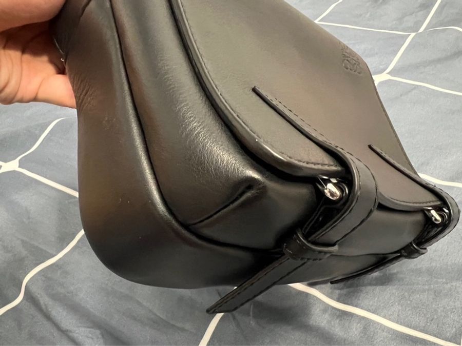LOEWE XS Military messenger bag 羅威全黑郵差包-17
