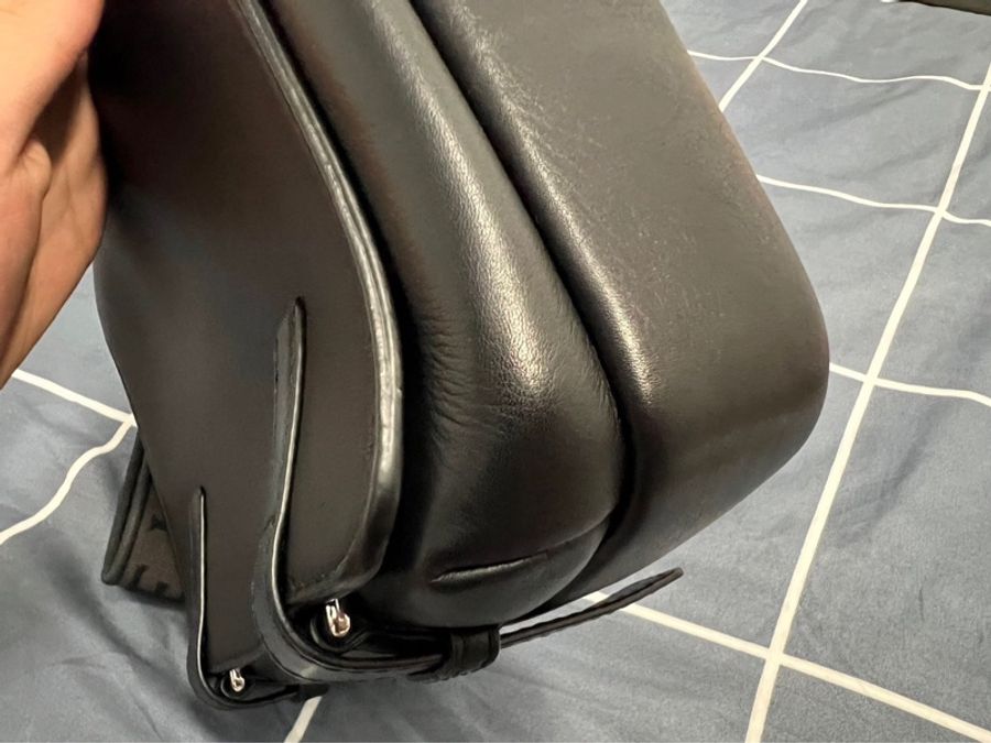 LOEWE XS Military messenger bag 羅威全黑郵差包-19