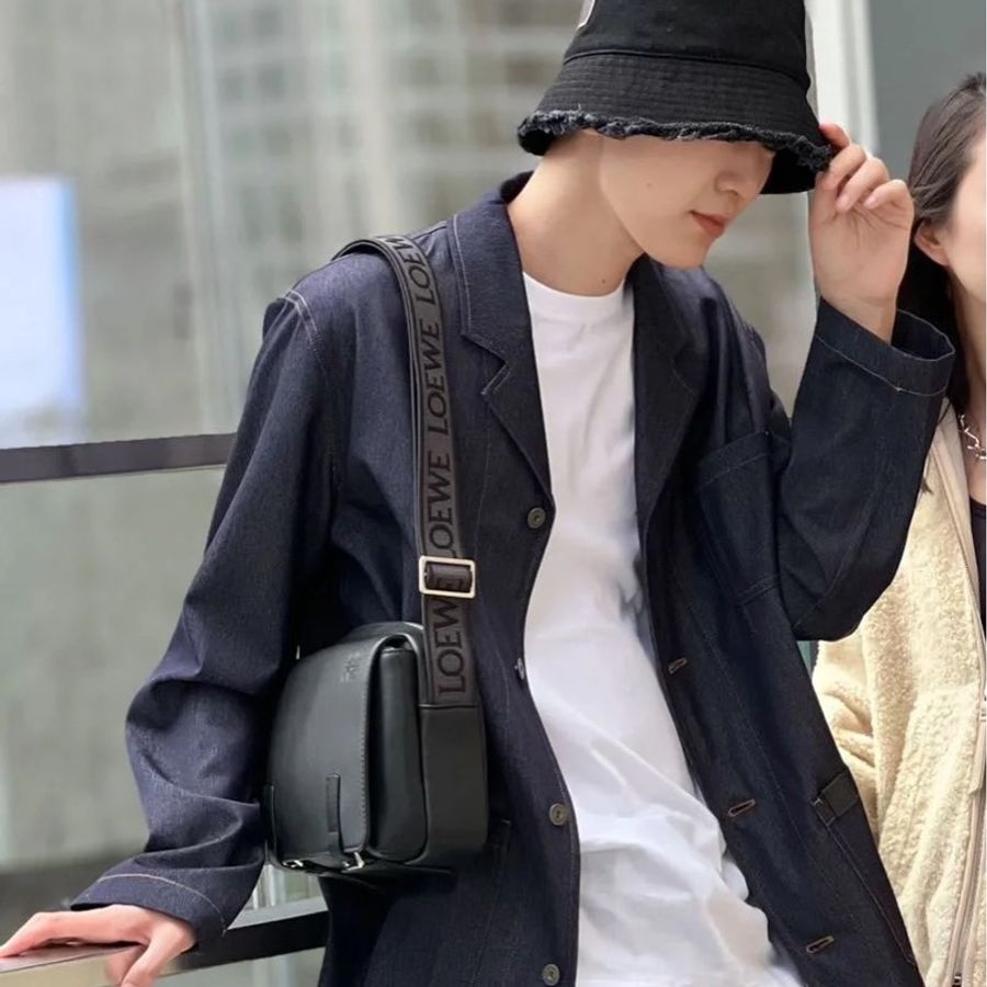 LOEWE XS Military messenger bag 羅威全黑郵差包-7