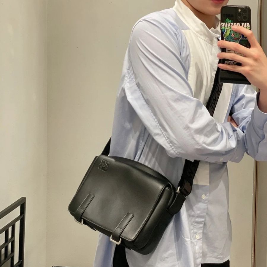 LOEWE XS Military messenger bag 羅威全黑郵差包-8