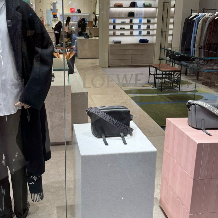 LOEWE XS Military messenger bag 羅威全黑郵差包-5