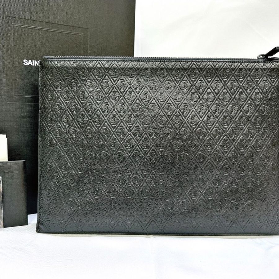YSL 滿版Logo牛皮壓紋手拿包-1