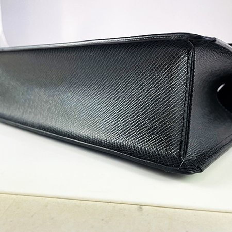 已售出*Louis Vuitton黑色TAIGA牛皮 Selenga 手拿包 M30782-3