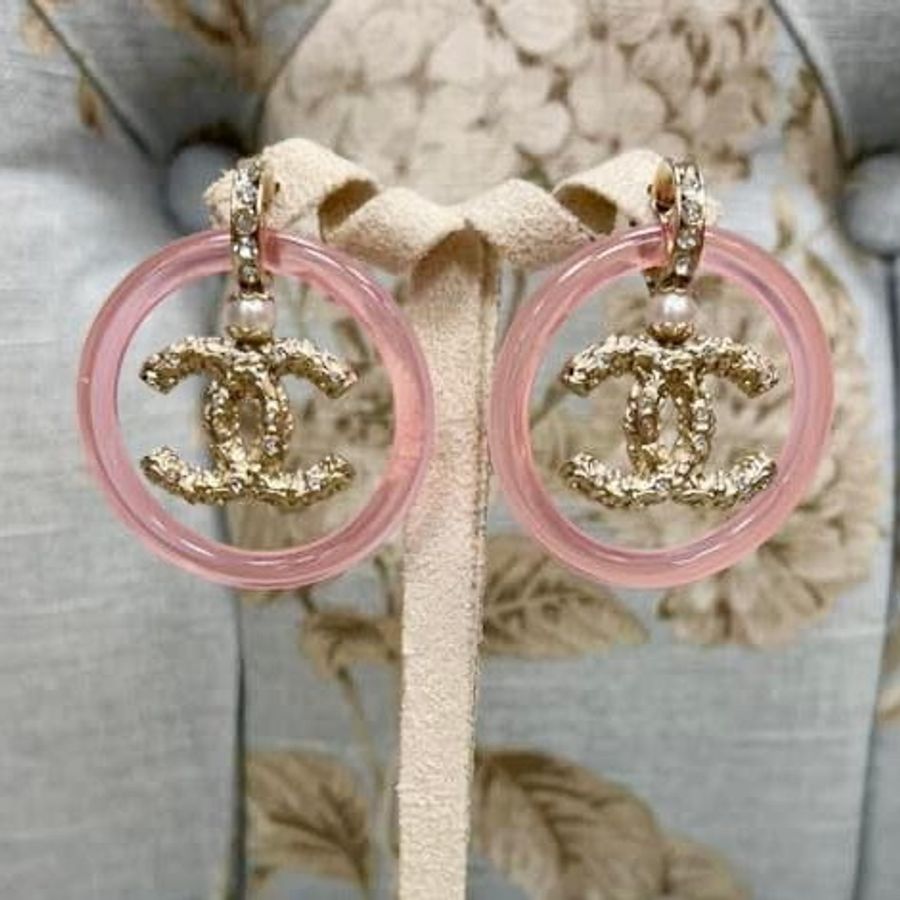 Chanel 芭比甜美粉大logo夾式耳環-1