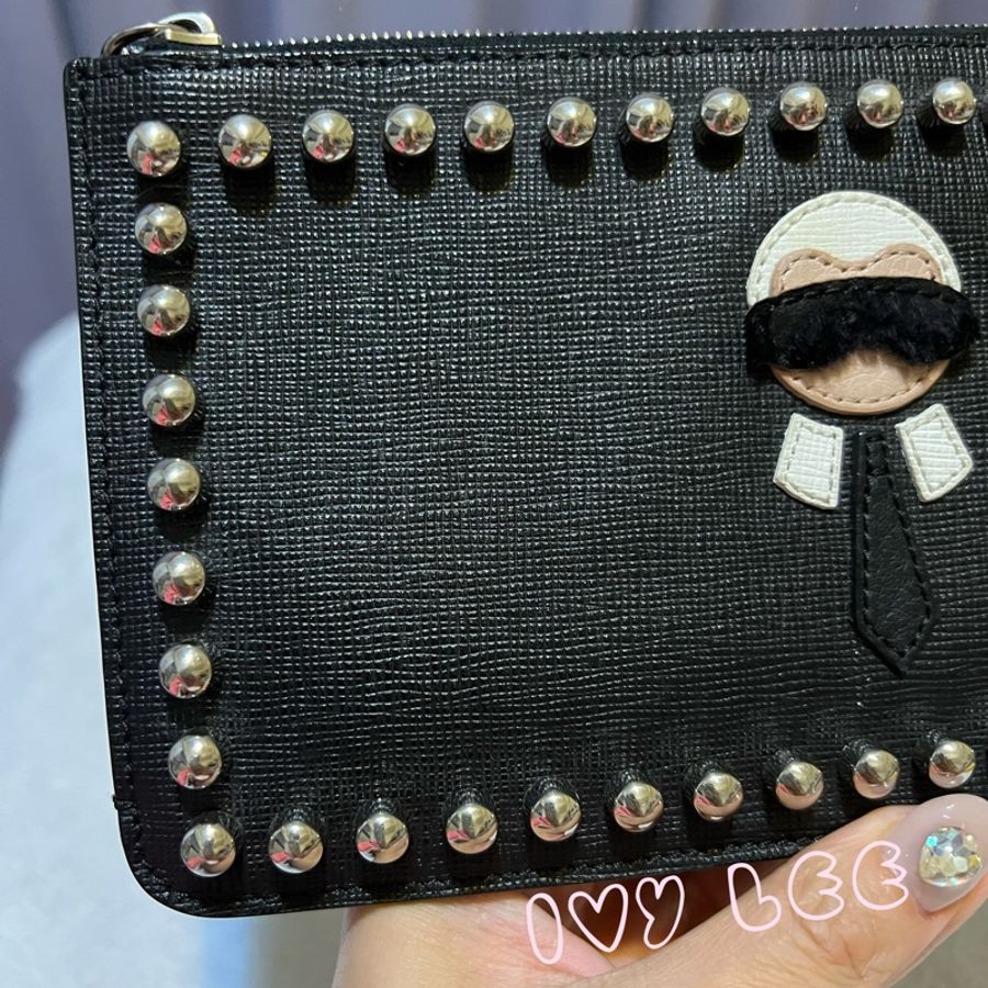 FENDI 卡爾公仔造型鉚釘防刮牛皮手拿包 單層包 二手精品-2