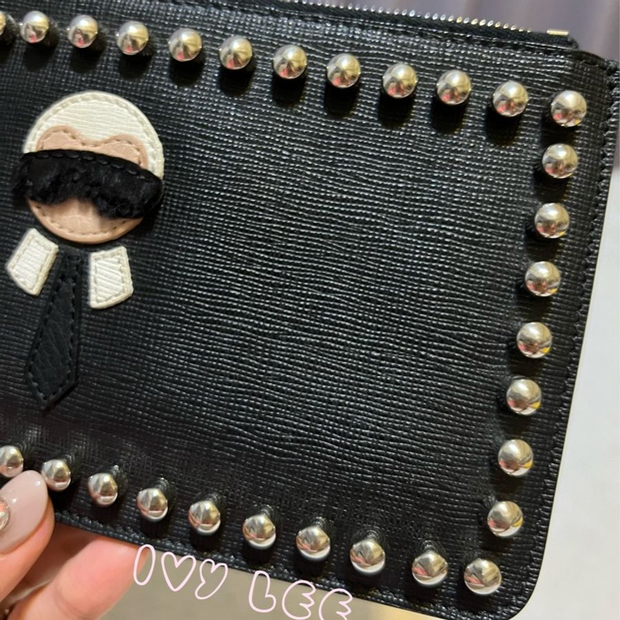 FENDI 卡爾公仔造型鉚釘防刮牛皮手拿包 單層包 二手精品-3