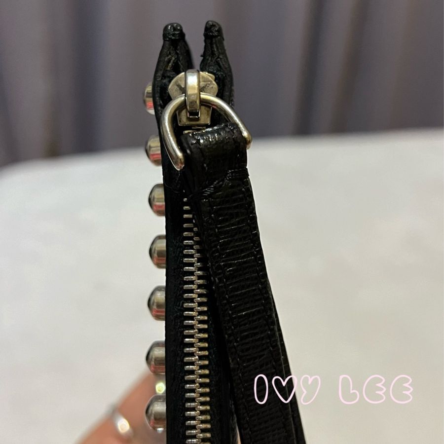 FENDI 卡爾公仔造型鉚釘防刮牛皮手拿包 單層包 二手精品-6