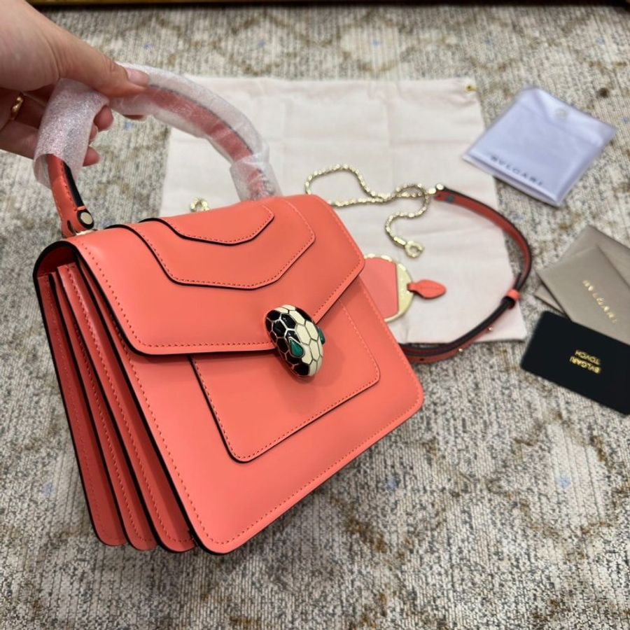 【預購】BVLGARI 寶格麗 Serpenti Forever 經典琺瑯蛇頭小牛皮手提斜背兩用包(蜜桃粉) 側背包 肩背包 單肩包 手拿包-1