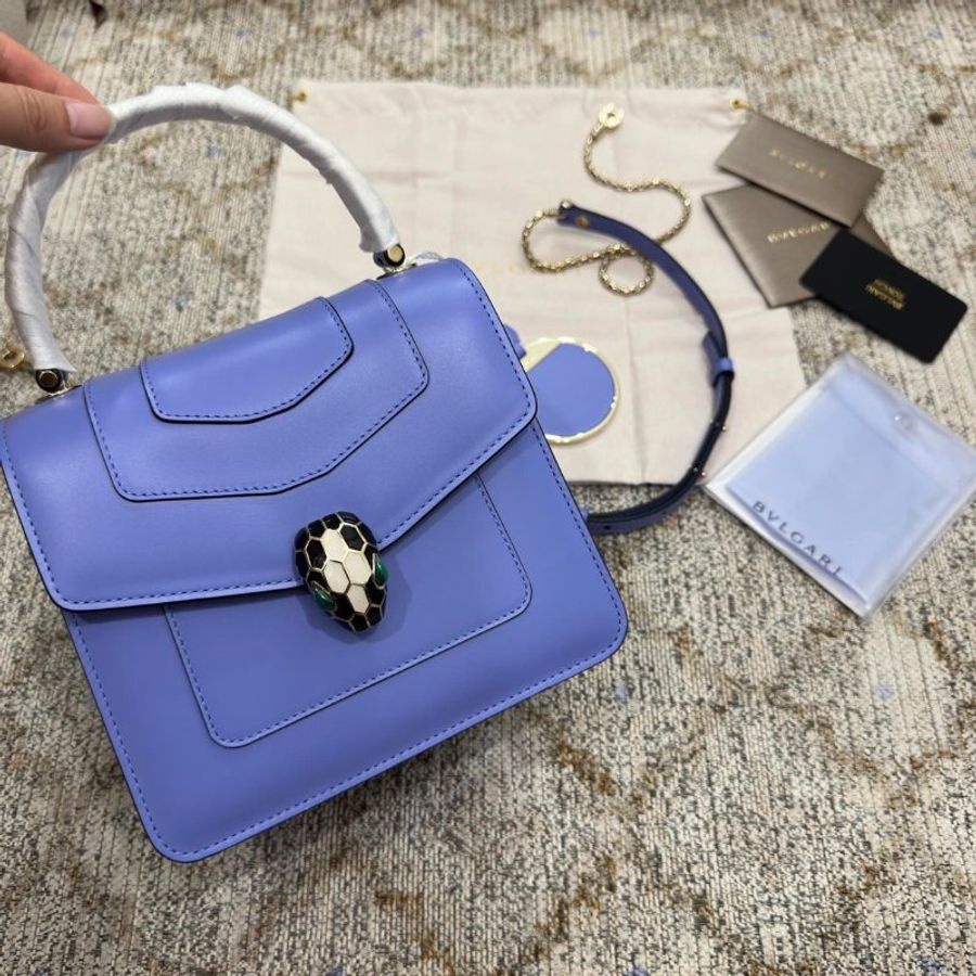 【預購】BVLGARI 寶格麗 Serpenti Forever 經典琺瑯蛇頭小牛皮手提斜背兩用包(薰衣草紫) 側背包 肩背包 單肩包 手拿包-0