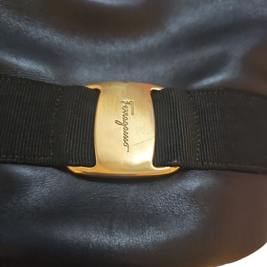 ferragamo vintage 古董黑金水桶包-19