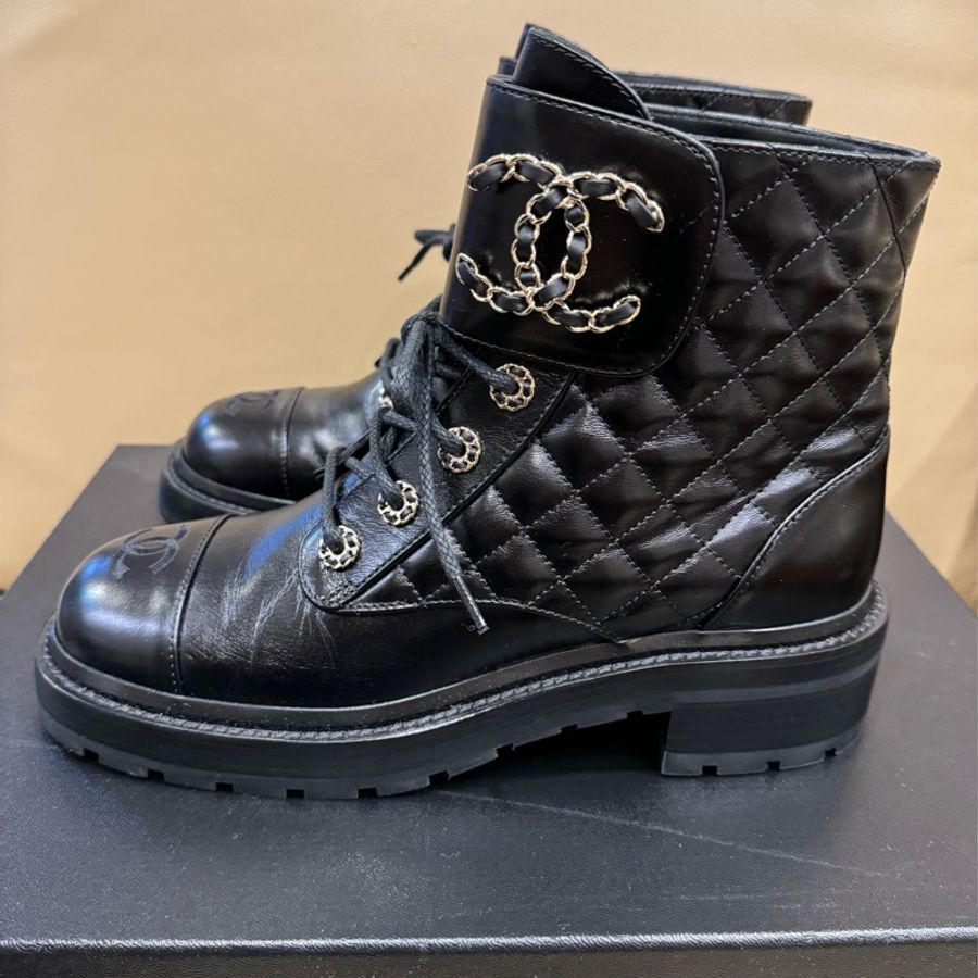 全新Chanel黑色皮穿鍊logo短靴-3