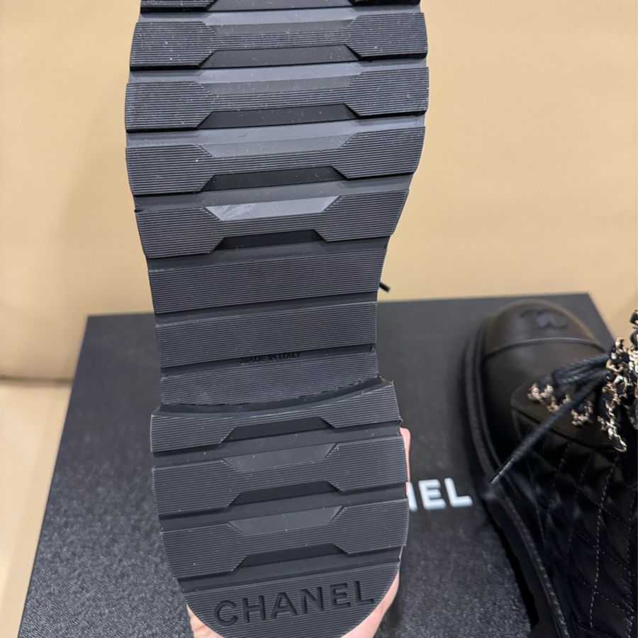 全新Chanel黑色皮穿鍊logo短靴-10