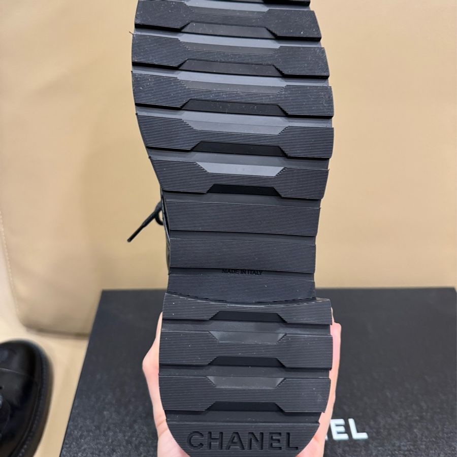 全新Chanel黑色皮穿鍊logo短靴-11
