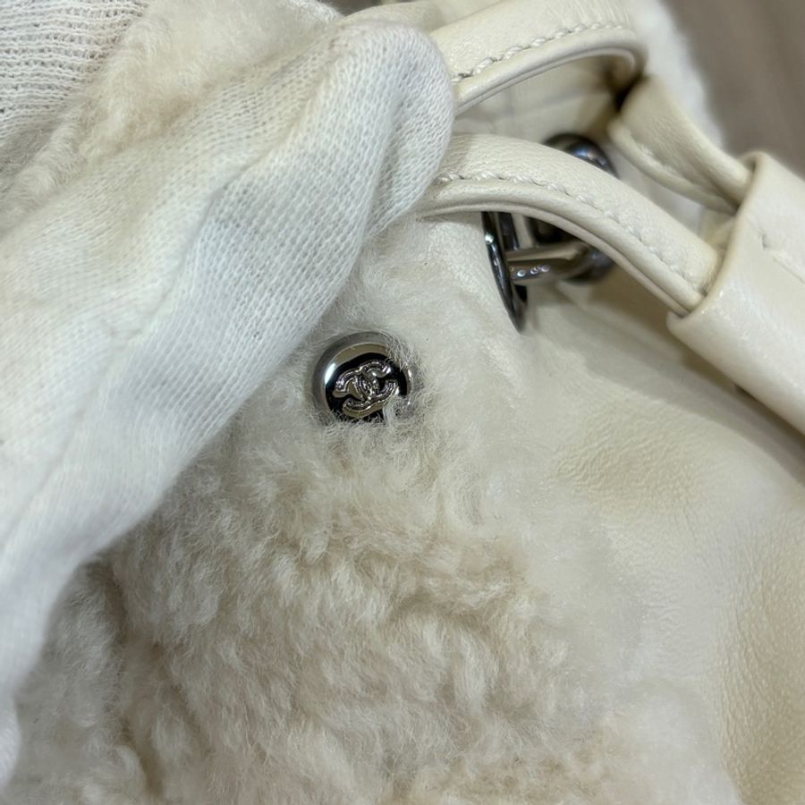 Chanel白雪公主羔羊毛銀釦流蘇小福袋 手拎包-20