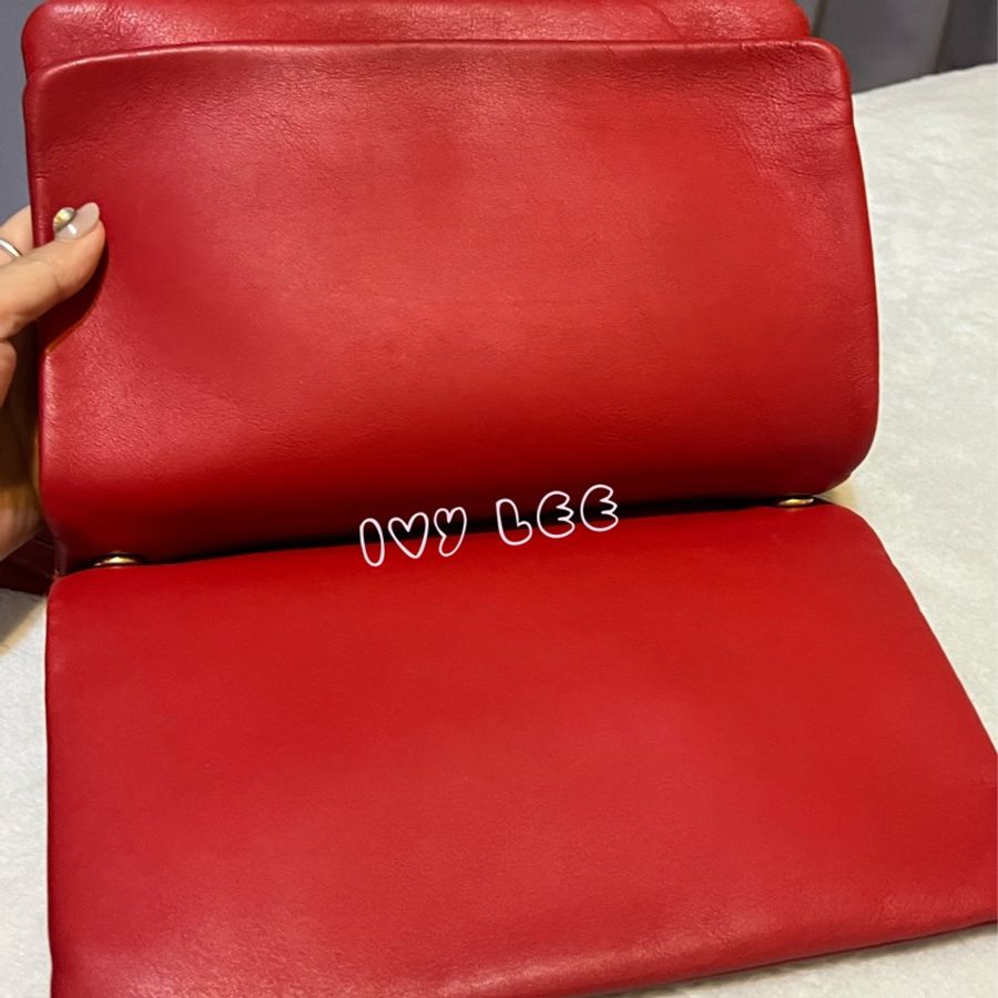 Celine Trio系列經典燙金LOGO小羊皮三夾層斜背包 經典紅色 二手精品-4