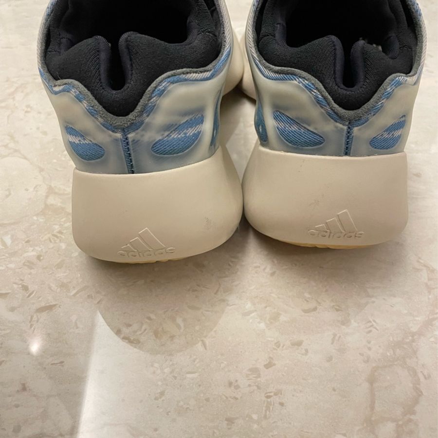 Yeezy 700 V3 白藍 2.0配色初代顏色相近-3