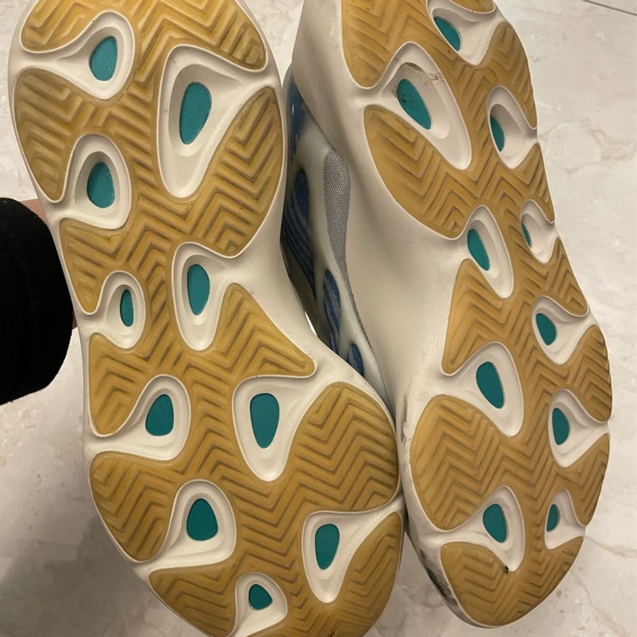 Yeezy 700 V3 白藍 2.0配色初代顏色相近-4