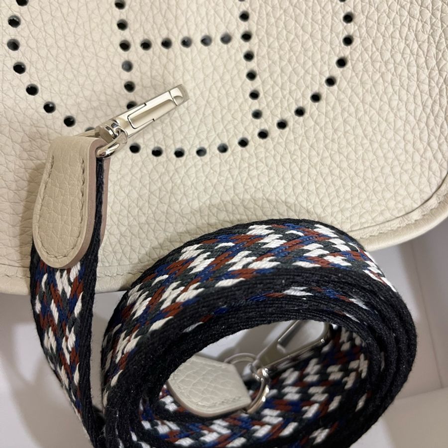Hermes 愛馬仕 mini Evelyn 16 冰川白Benton 銀扣彩色編織背帶-6