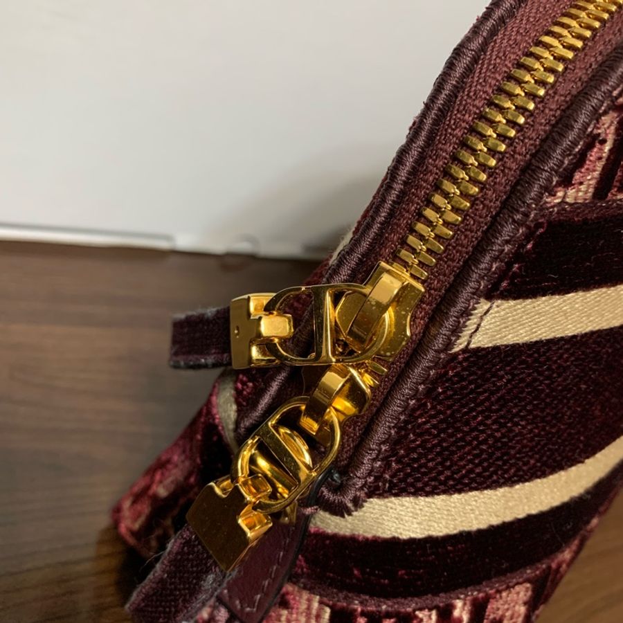 閒置品未使用 刺繡款Christian Dior 迪奧 手拿包 斜背包 側背包 經典標誌 老花 絨毛 化妝包 已改斜背 附贈內瞻包-9