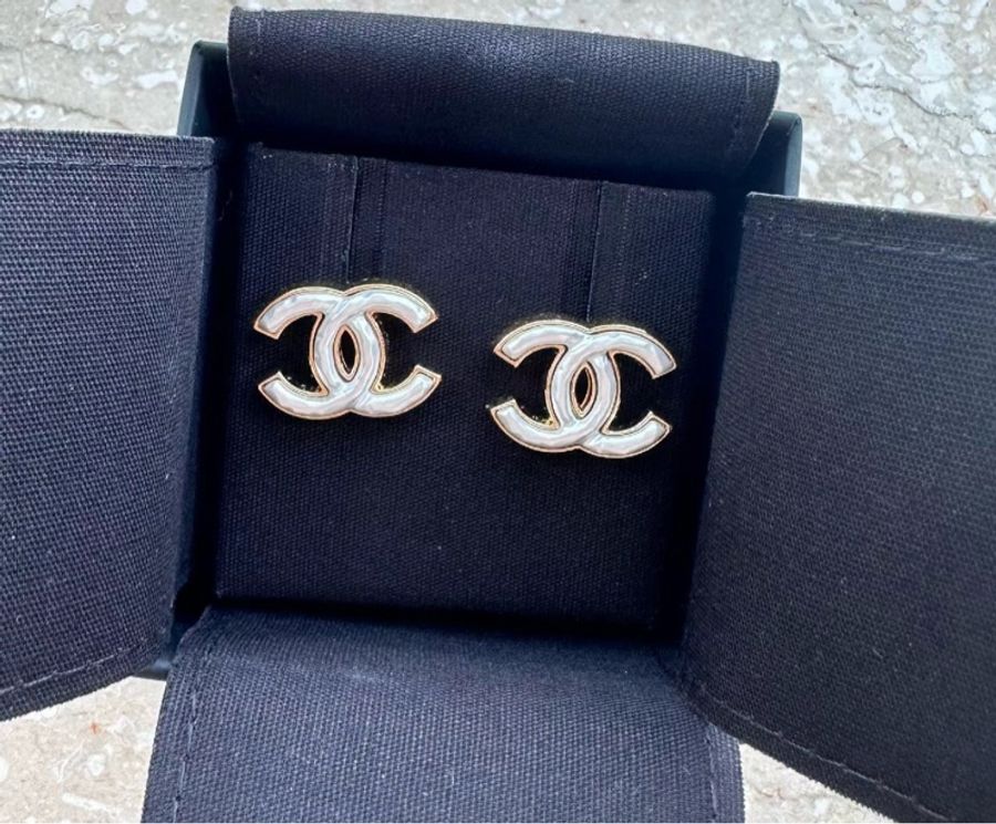 Chanel 23A 近全新珍珠母貝白色淡金邊雙C logo耳釘(保證真品)-0