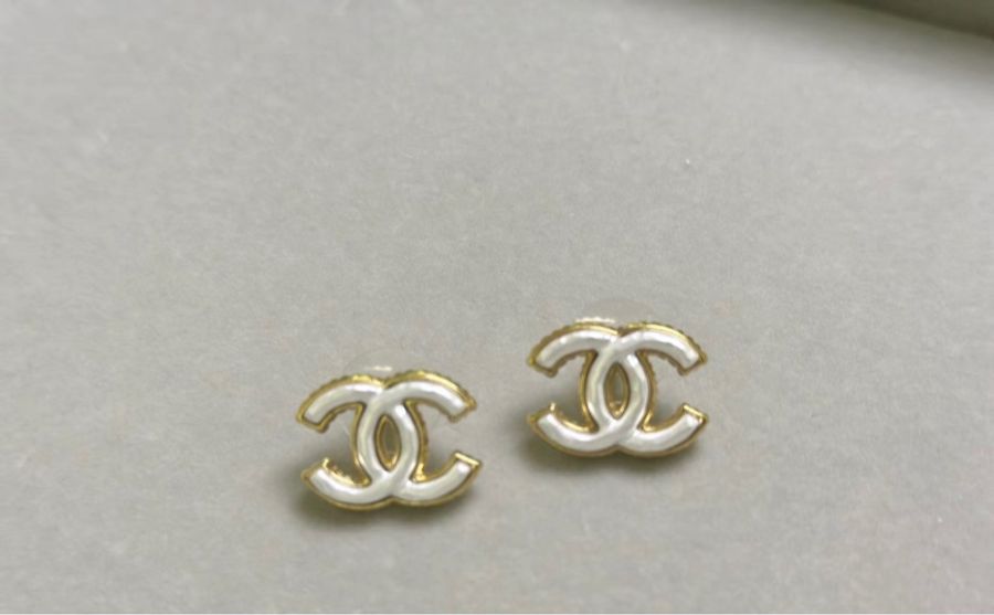 Chanel 23A 近全新珍珠母貝白色淡金邊雙C logo耳釘(保證真品)-1
