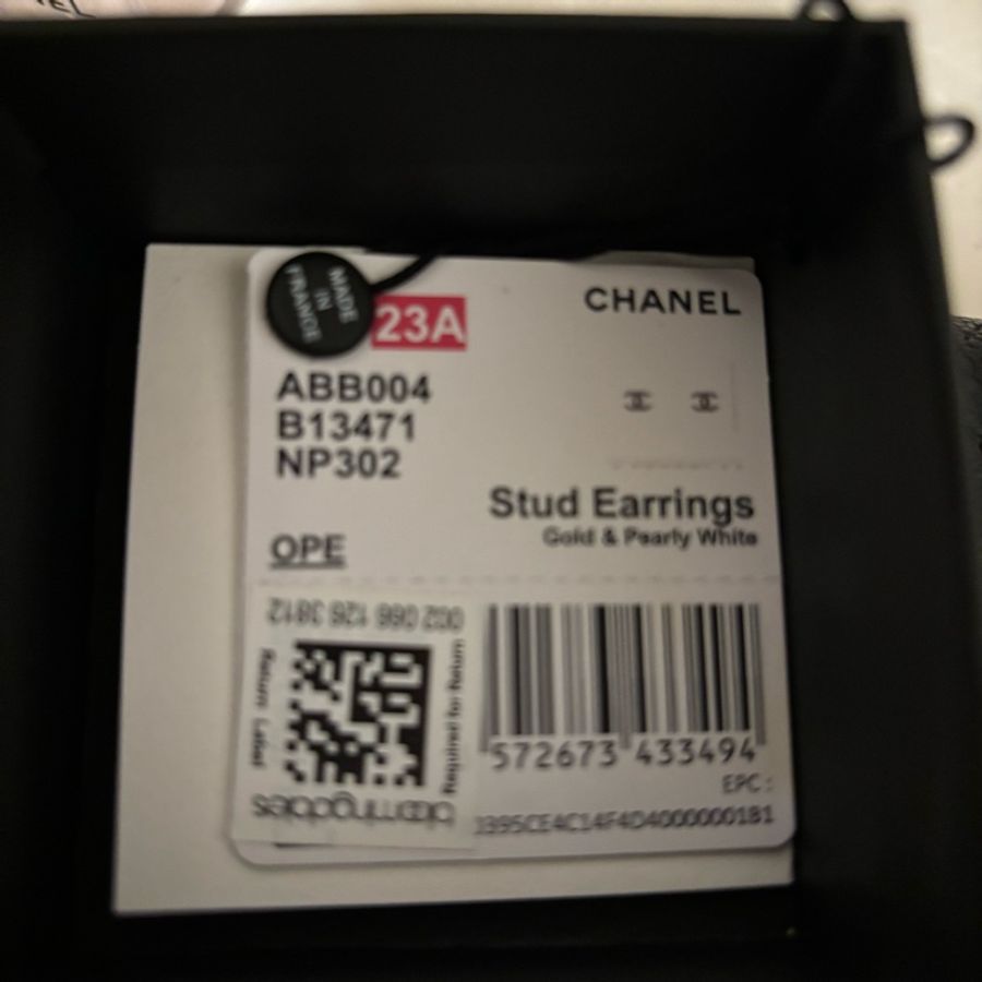 Chanel 23A 近全新珍珠母貝白色淡金邊雙C logo耳釘(保證真品)-5