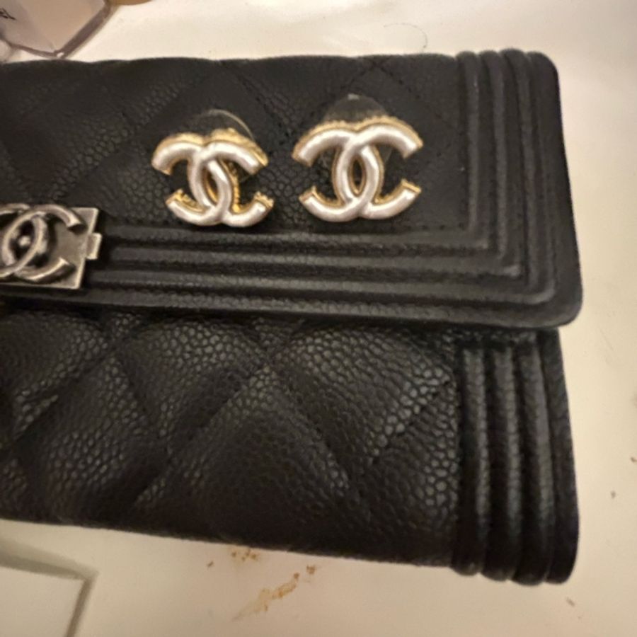 Chanel 23A 近全新珍珠母貝白色淡金邊雙C logo耳釘(保證真品)-10
