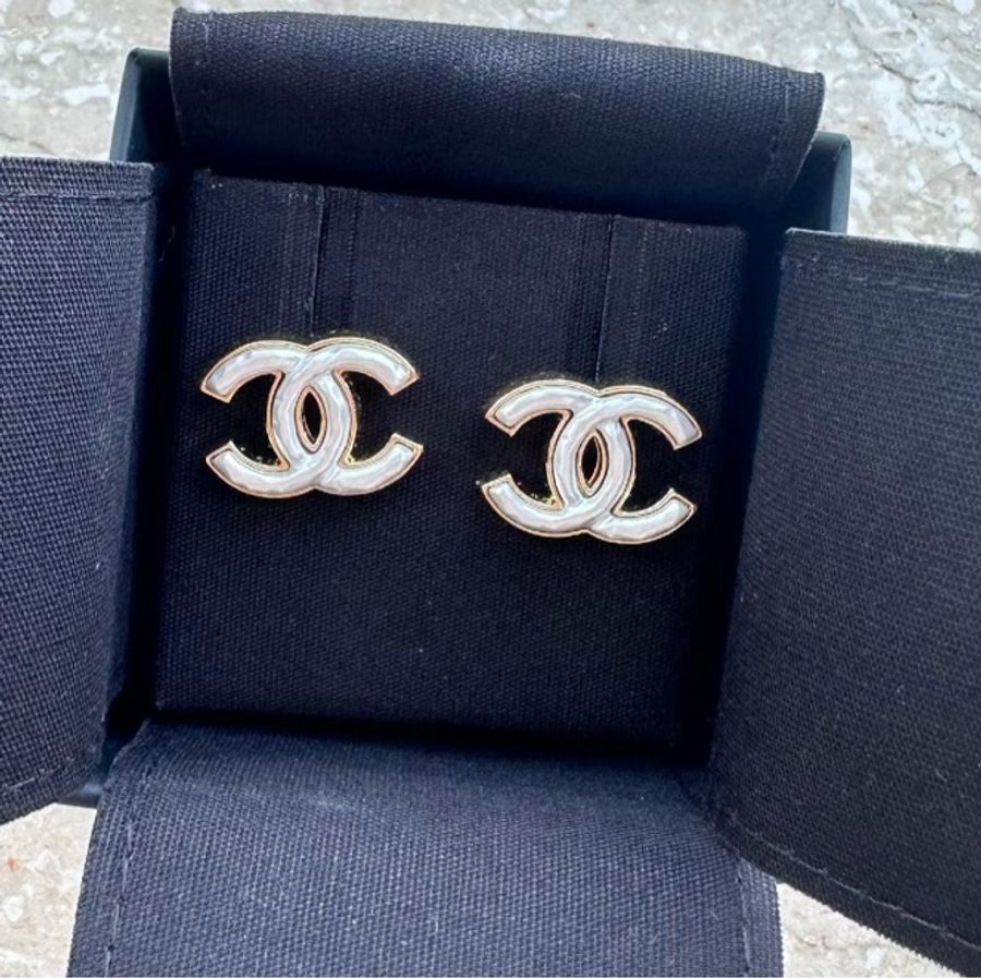 Chanel 23A 近全新珍珠母貝白色淡金邊雙C logo耳釘(保證真品)-11