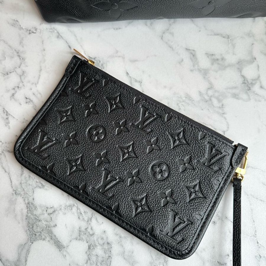 M46288 CarryAll PM黑牛皮壓紋肩背包-3