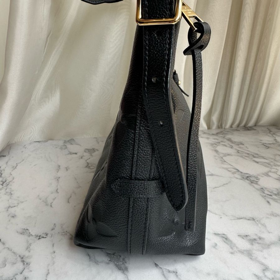 M46288 CarryAll PM黑牛皮壓紋肩背包-5