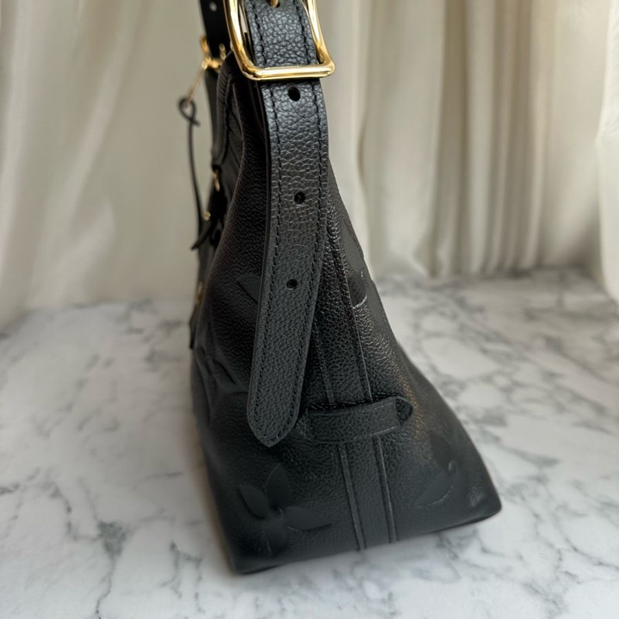 M46288 CarryAll PM黑牛皮壓紋肩背包-7