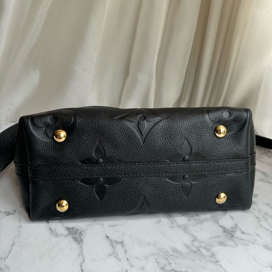 M46288 CarryAll PM黑牛皮壓紋肩背包-8