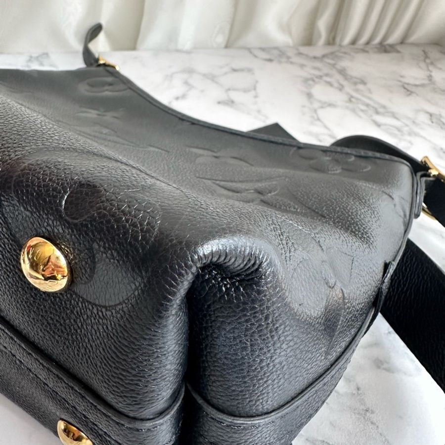 M46288 CarryAll PM黑牛皮壓紋肩背包-11