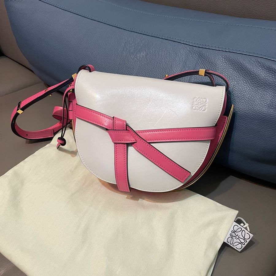 LOEWE SMALL GATE 馬鞍包 芭比粉x氣質白-0
