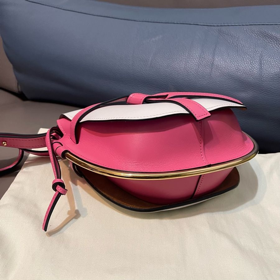LOEWE SMALL GATE 馬鞍包 芭比粉x氣質白-2