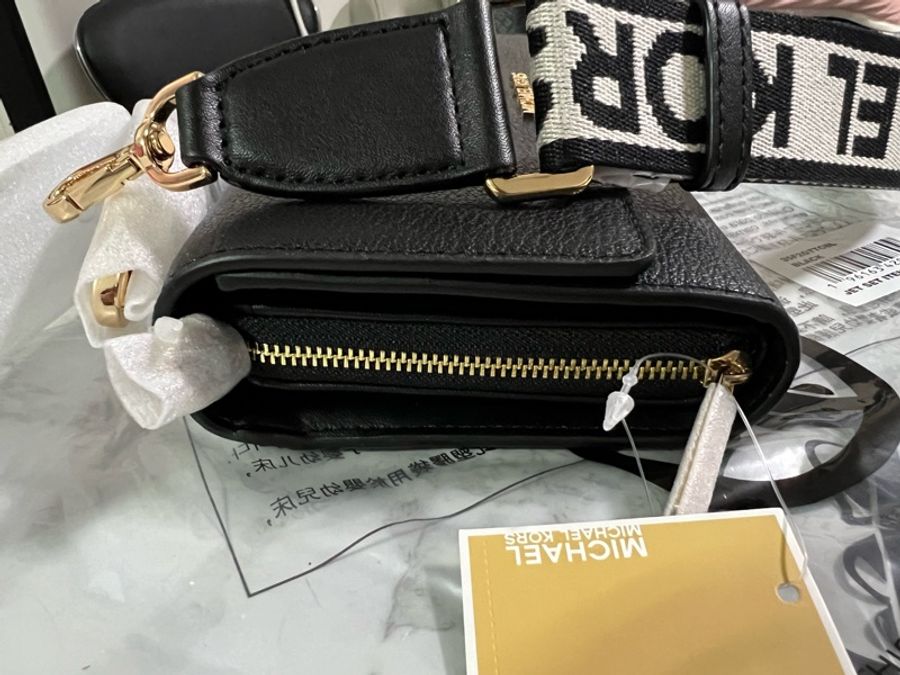 MICHAEL KORS 全新串標斜揹帶大容量WOC-8