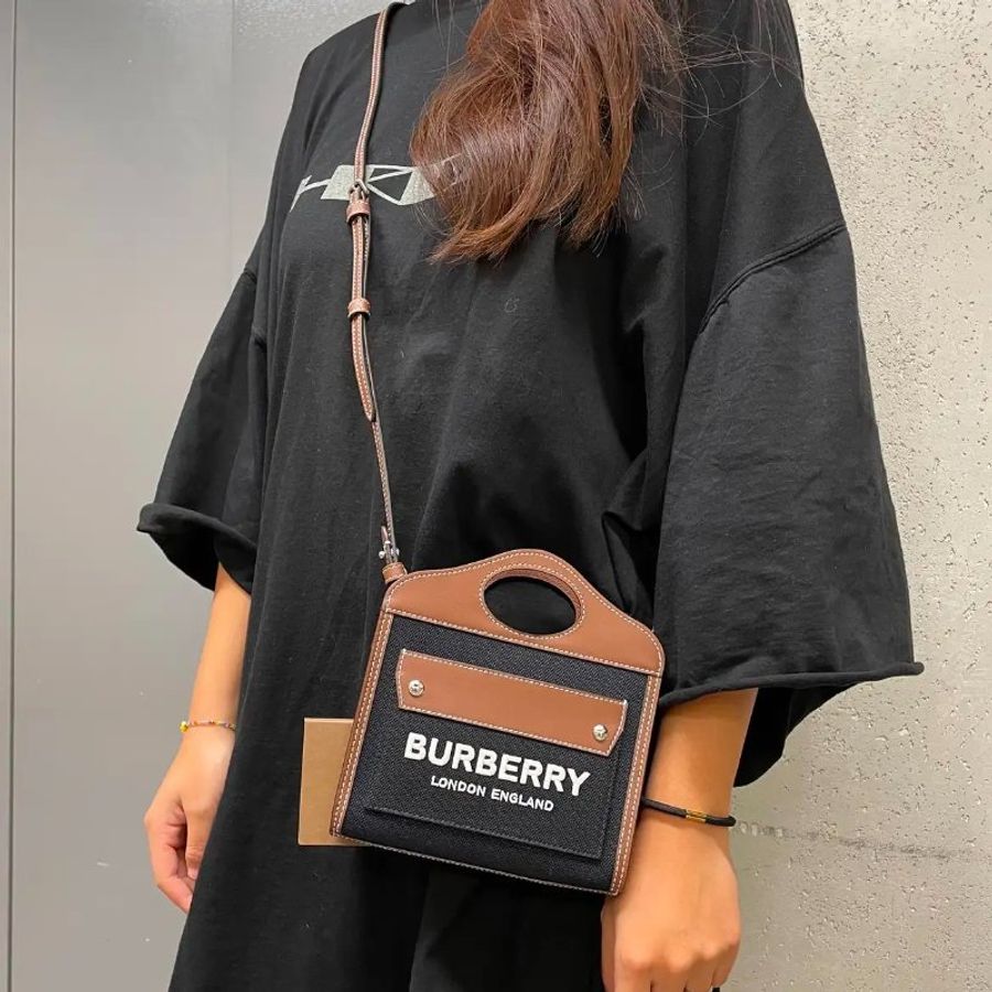 Burberry 80551871 Pocket 迷你双色帆布拼皮革口袋包 黑色《佳節年終折扣》-2